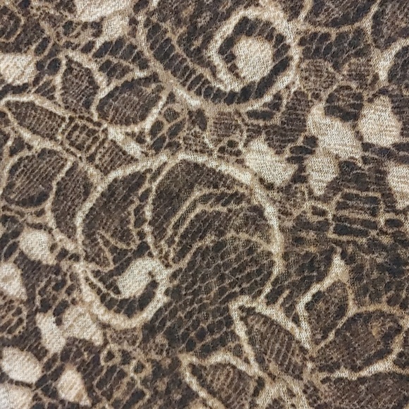 August Silk US L Light Tapered Blouse - Picture 7 of 9